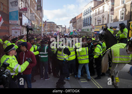 Slough, UK. 1. Februar 2014.  Polizei Kampf EDL Demonstranten und Thgey enthalten nur annähernd UAF KostenzählerProtestierendern mehrere hundert Anhänger der rechtsextremen Gruppe für eine Anti-Muslim-Demonstration in Slough angekommen sind. Bildnachweis: Paul Davey/Alamy Live-Nachrichten Stockfoto