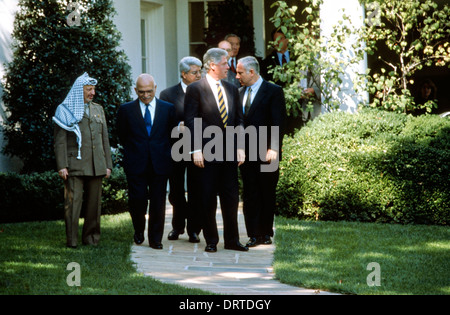 US-Präsident Bill Clinton führt mittlerer Osten Führer durch das Weiße Haus Rosengarten 1. Oktober 1996 während der Nahost-Friedens-Gipfel in Washington, DC. Die Gruppe ist (L-R) palästinensische Führer Yasser Arafat, König Hussein von Jordanien, Präsident Bill Clinton und Israels Premierminister Benjamin Netanyahu. Stockfoto