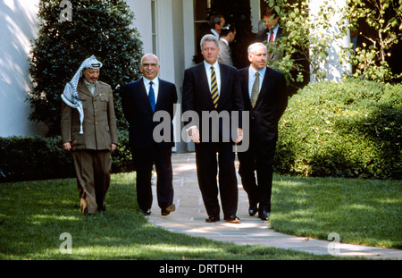 US-Präsident Bill Clinton führt mittlerer Osten Führer durch das Weiße Haus Rosengarten 1. Oktober 1996 während der Nahost-Friedens-Gipfel in Washington, DC. Die Gruppe ist (L-R) palästinensische Führer Yasser Arafat, König Hussein von Jordanien, Präsident Bill Clinton und Israels Premierminister Benjamin Netanyahu. Stockfoto