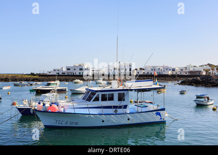 Boote vor Anker im Hafen auf Nord Küste Hafen von Orzola, Lanzarote, Kanarische Inseln, Spanien Stockfoto