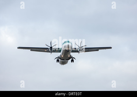 Flugzeug landet auf dem Flughafen Birmingham, West Midlands, England Stockfoto