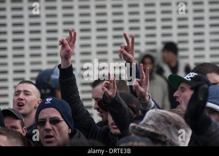Slough, UK. 1. Februar 2014.  Hände machen die 'V'-Zeichen, wie mehrere hundert rechtsextreme EDL-Anhänger in Slough für eine Anti-muslimische Demonstration kommen. Bildnachweis: Paul Davey/Alamy Live-Nachrichten Stockfoto