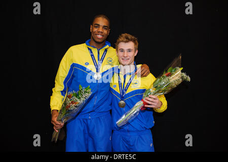 Southend, UK. 1. Februar 2014. Posieren Sie Yona Ritter-Weisheit von Jamaika und Jack Laugher, beide von City of Leeds Diving Club, mit ihren Medaillen nach Abschluss 2. und 1. bzw. in der Herren 3m Sprungbrett Finale am 2. Tag der British Gas tauchen nationalen Weltmeisterschaft 2014 von Southend Schwimmen &amp; Diving Centre. Bildnachweis: Aktion Plus Sport/Alamy Live-Nachrichten Stockfoto