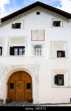 Haus im Engadin im Dorf Guarda mit alten bemalten 17. Jahrhundert Steinbauten, Schweiz Stockfoto