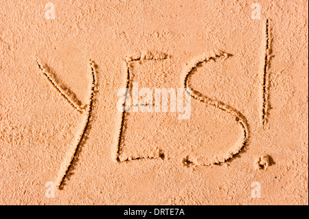 JA geschrieben am nassen Sand am Meer Stockfoto
