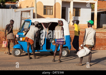 Ein Bajaj Taxi, Abholer, Schlüssel der Ferne Omo-Tal, Äthiopien Stockfoto