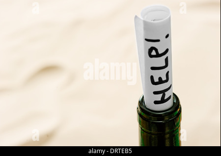 Beachten Sie mit der Word-Hilfe im Sand auf der Insel Stockfoto