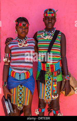 Zwei Mädchen vom Stamm Banna In Tracht, Schlüssel der Ferne, Omo-Tal, Äthiopien Stockfoto