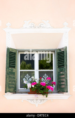 Detail des Fensters im Engadin im Dorf Guarda mit alten bemalten Stein beherbergt 17. Jahrhundert, Schweiz Stockfoto