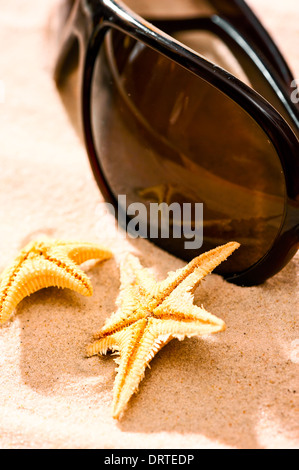 zwei Seesternen Sonnenbrille am Strand Stockfoto