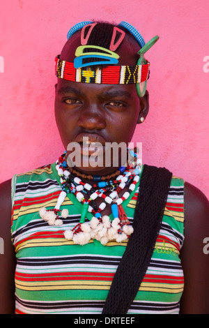 Ein Mädchen vom Stamm Banna In Tracht, Schlüssel der Ferne, Omo-Tal, Äthiopien Stockfoto