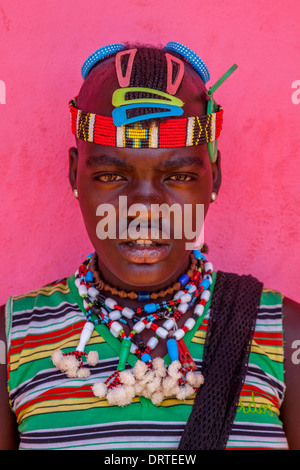 Ein Mädchen vom Stamm Banna In Tracht, Schlüssel der Ferne, Omo-Tal, Äthiopien Stockfoto