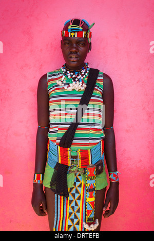 Ein Mädchen vom Stamm Banna In Tracht, Schlüssel der Ferne, Omo-Tal, Äthiopien Stockfoto