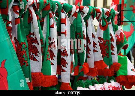 Cardiff, Wales. 1. Februar 2014. Walisische Schals zu verkaufen vor dem Six Nations-Spiel zwischen Wales und Italien aus dem Millennium Stadium. Bildnachweis: Aktion Plus Sport/Alamy Live-Nachrichten Stockfoto