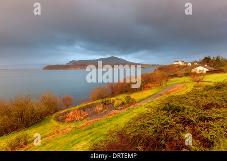 Blick über Loch Portree, Isle Of Skye, innere Hebriden, Schottland, Vereinigtes Königreich, Europa. Stockfoto