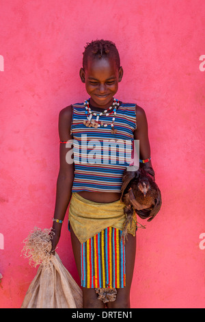 Ein Kind aus dem Stamm der Banna In traditioneller Tracht auf dem Weg zum Markt, Key Afar, Omo-Tal, Äthiopien Stockfoto