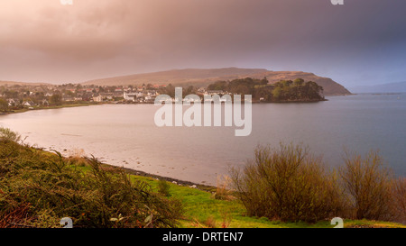 Blick über Loch Portree, Isle Of Skye, innere Hebriden, Schottland, Vereinigtes Königreich, Europa. Stockfoto