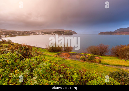 Blick über Loch Portree, Isle Of Skye, innere Hebriden, Schottland, Vereinigtes Königreich, Europa. Stockfoto