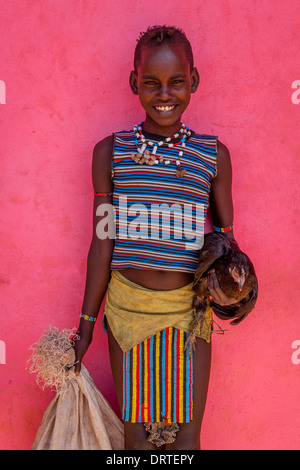 Ein Kind aus dem Stamm der Banna In traditioneller Tracht auf dem Weg zum Markt, Key Afar, Omo-Tal, Äthiopien Stockfoto