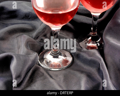 Rotwein im Glas auf schwarzem Hintergrund hautnah Stockfoto