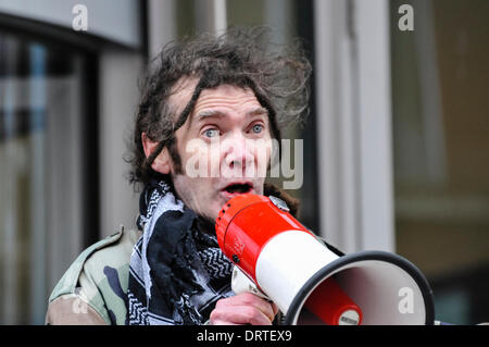 Belfast, Nordirland, 1. Februar 2014 - Brendan McMahon aus North Belfast Civil Rights Association hält eine Rede aus Protest gegen Mangel an Sozialwohnungen und Einrichtungen in Belfast. Bildnachweis: Stephen Barnes/Alamy Live-Nachrichten Stockfoto