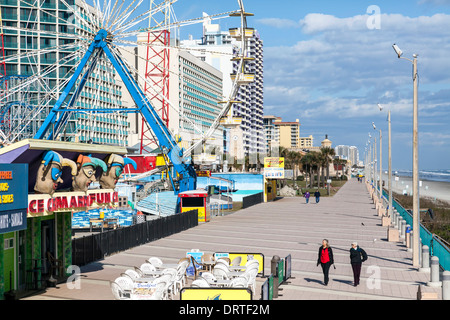 Paare in der Nähe Riesenrad in Daytona Beach Boardwalk Amusement Park zu Fuß am Strand. Stockfoto