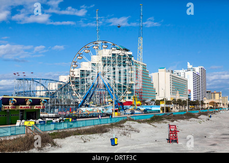 Riesenrad und Achterbahn im Freizeitpark Daytona Beach Boardwalk am Strand. Stockfoto