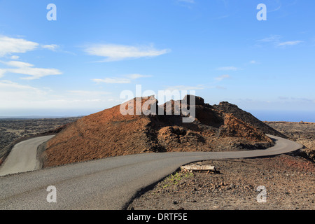 Ruta de Los Volcanes Straße für Touristen Bus Reise in Montanas del Fuego, Parque Nacional de Timanfaya, Lanzarote, Kanarische Inseln Stockfoto