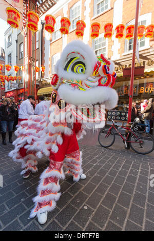 Chinatown, London, UK. 1. Februar 2014. Mehrere chinesische Kampfkunst-Schulen durchgeführt Löwentänze in vollem Kostüm in Londons Chinatown, das Jahr des Pferdes/Chinese New Year Feiern. Die Löwen-Dancers performten den traditionellen Brauch der "cai Qing", Chinesisch für "zupfen die grünen". Diese traditionellen Löwentanz wird geglaubt, um Glück zu bringen und Vermögen, um das Geschäft und die Truppe mit den "roten Umschlag" mit Geld belohnt wird. Bildnachweis: Nick Savage/Alamy Live-Nachrichten Stockfoto