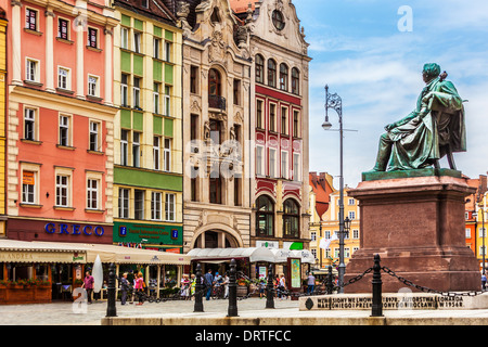 Bronzestatue des Dichters Aleksander Fredro in der Altstadt-Marktplatz in Breslau. Stockfoto