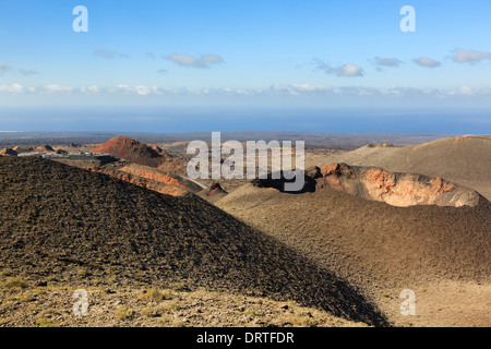 Montanas del Fuego oder Feuer in den Bergen und der vulkanischen Landschaft von Lava und Asche ein Krater in Parque Nacional de Timanfaya Nationalpark auf Lanzarote Stockfoto