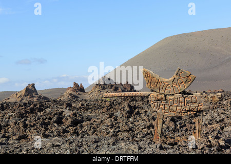 Melden Sie für Touristenstraße Montanas del Fuego oder Feuerberge im Timanfaya Nationalpark Parque Nacional de Timanfaya, Lanzarote Stockfoto