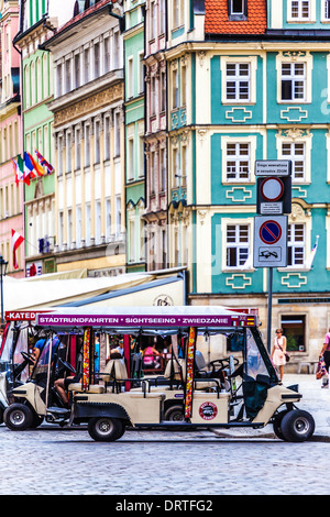 Sightseeing Tour Buggys geparkt in der Altstadt Marktplatz in Breslau. Stockfoto