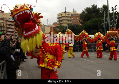 Barcelona, Spanien. 1. Februar 2014. Jahr des Pferdes im chinesischen Kalender. Die Feier des chinesischen neuen Jahres gibt es schon die berühmtesten Gebäude in Barcelona, die Jugendstil Kathedrale Sagrada Familia. Bildnachweis: Fco Javier Martín/Alamy Rivas Live-Nachrichten Stockfoto