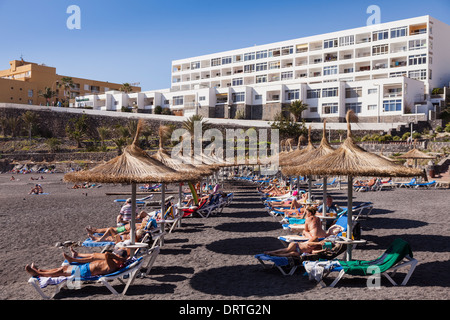 Strohschirm Schattierungen auf der Playa Ajabo in Callao Salvaje, Teneriffa, Kanarische Inseln, Spanien gewebt. Stockfoto