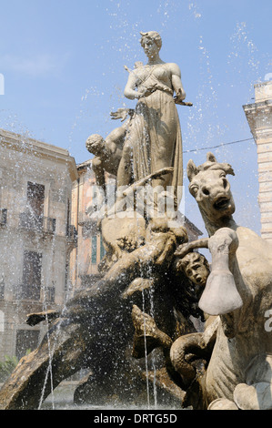 Den berühmten Brunnen der Diana in Archimede square Syrakus, das UNESCO-Weltkulturerbe in Sizilien Stockfoto