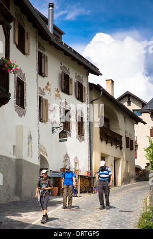 Touristen gehen Pension Val Tuoi im Engadin im Dorf Guarda mit bemalten 17. Jahrhundert Häusern aus Stein, Schweiz Stockfoto