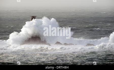 Lange Schiffe Leuchtturm am Land endet wird durch Sturmwellen über 47 m (150 ft) verschlungen. Stockfoto