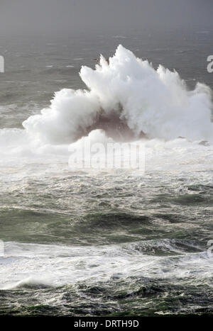 Lange Schiffe Leuchtturm am Land endet wird durch Sturmwellen über 47 m (150 ft) verschlungen. Stockfoto