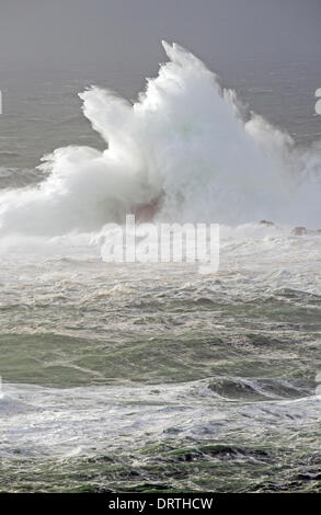 Lange Schiffe Leuchtturm am Land endet wird durch Sturmwellen über 47 m (150 ft) verschlungen. Stockfoto