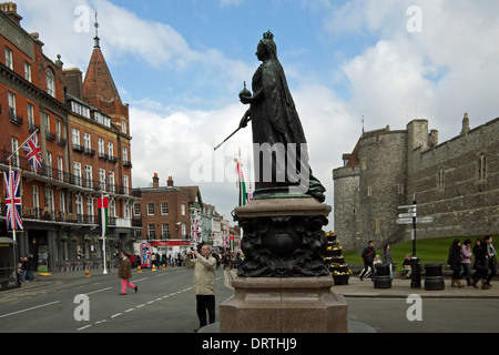 Statue der Königin Victoria gegenüber Windsor Castle, eine königliche Residenz, Berkshire, England, Großbritannien. Stockfoto