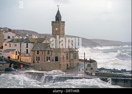 Porthleven, Cornwall, UK. 1. Februar 2014. Cornish Küste am Hafendamm getroffen durch Sturmwellen Flut als Sturm nähert sich Beobachter schauen auf Kredit: Bob Sharples/Alamy Live News Stockfoto