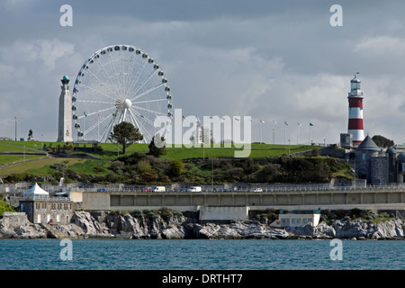 Marine-Ehrenmal, das Plymouth Auge und Smeatons Tower, gesehen von Plymouth Sound, Devon, Großbritannien, Vereinigtes Königreich. Stockfoto