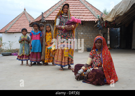 Harijan Familie vor dem neu erbauten Haus (Indien) Stockfoto