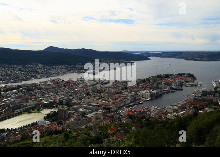 Die Vogelperspektive über Bergen Stadt und Hafen vom Berg Fløyen, Norwegen. Stockfoto