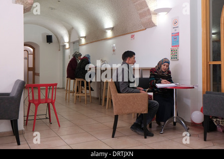 Israelische Arabische Studenten Standortwahl in der Cafeteria des Hadassah academic College in West-Jerusalem Israel Stockfoto