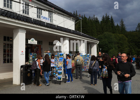 Personen durchsuchen Sie die Postkarten und Souvenirs zum Verkauf außerhalb des Fløien Kiosk auf dem Berg Fløyen in Bergen, Norwegen Stockfoto