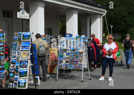 Personen durchsuchen Sie die Postkarten und Souvenirs zum Verkauf außerhalb des Fløien Kiosk auf dem Berg Fløyen in Bergen, Norwegen Stockfoto