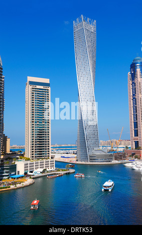 Dubai Marina mit Cayan verdreht Turm in der Mitte. Stockfoto