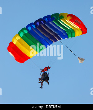 Bunten Fallschirm. Fallschirmspringer in der Luft. Stockfoto